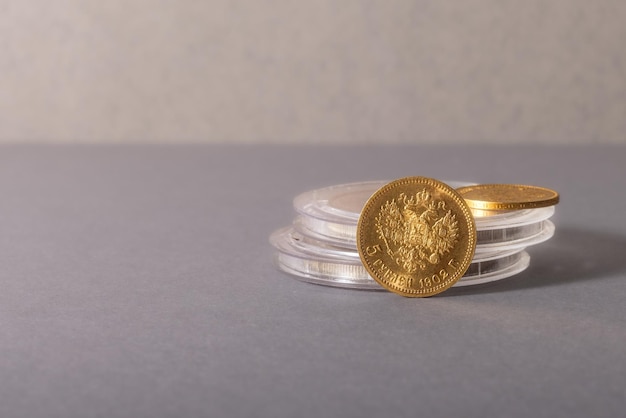 Numismatik Alte Sammlermünzen auf dem Tisch Kopieren Sie Platz für Ihren Text