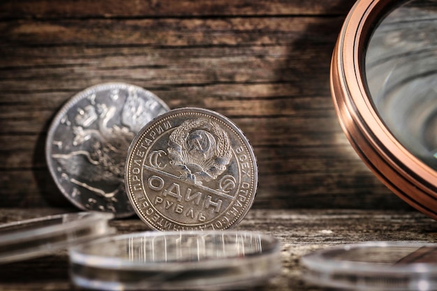 Numismatik Alte Sammlermünzen auf dem Tisch