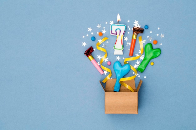 Nummer 7 Feier Geschenk Hintergrund Geschenkbox explodiert mit Partydekorationen