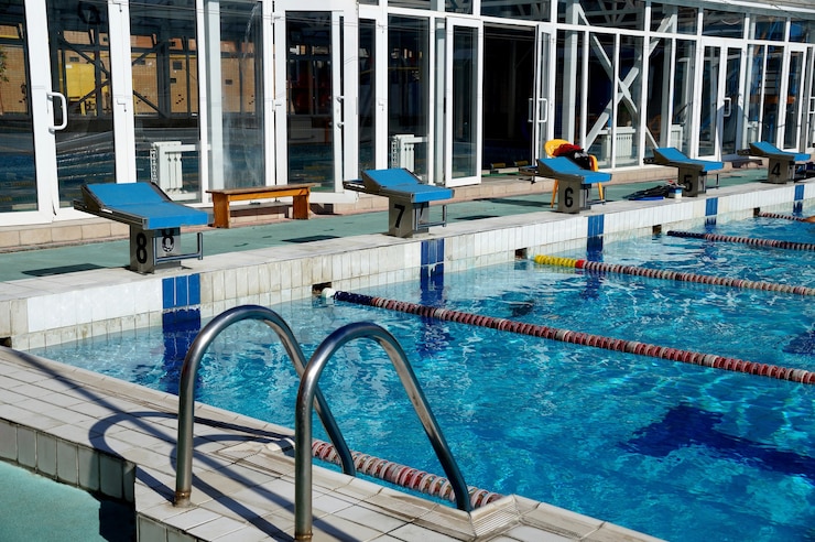 Foto nummern-nachttisch für den sprung des sportlers in den pool