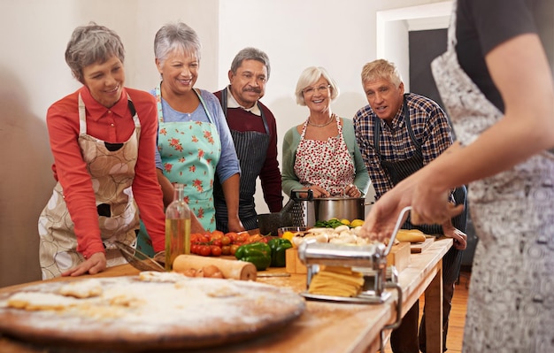 Nunca se es demasiado viejo para aprender Toma de un grupo de personas mayores que asisten a una clase de cocina