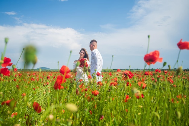 Nunca me dejes ir familia feliz entre flores rojas primavera naturaleza belleza amor y romance relación romántica hermosa pareja enamorada hombre y mujer en campo de flores de amapola vacaciones de verano