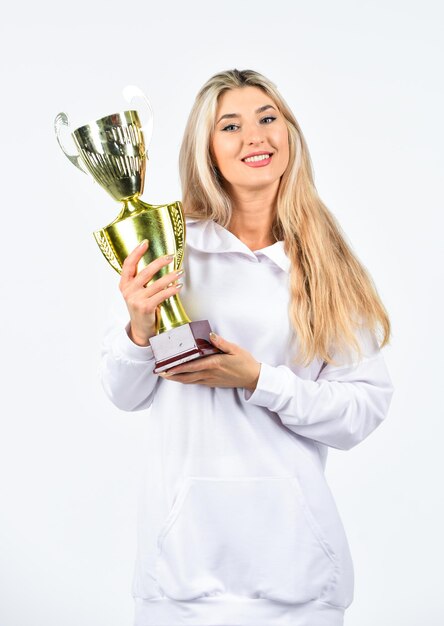 Nunca pare o sucesso do esporte, mulher de fitness bem sucedida, segure a taça de campeão, ganhe o prêmio, esta é a vitória, parabéns, conceito, vencedora da competição feminina, desportista feliz, mostrando seu troféu