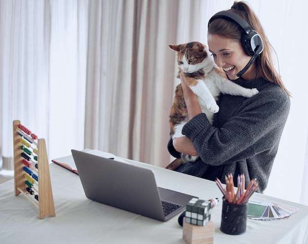 Nunca puedes saber dónde se detiene tu influencia Fotografía de una joven maestra mostrando su gato a un estudiante en línea en casa