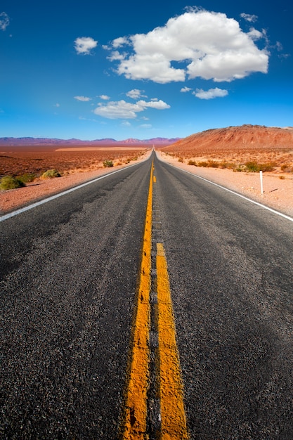 Nunca terminando a estrada para o vale da morte na califórnia