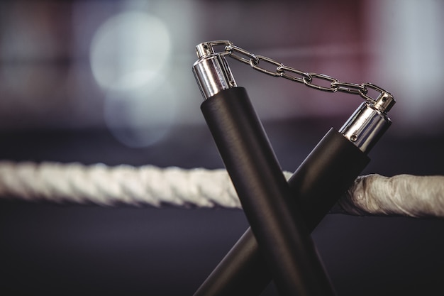 Nunchaku auf einem Boxring