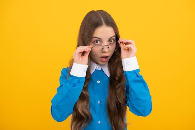Nur neugierig Neugieriges Mädchen mit Brille Nerdyaussehendes Kind gelber Hintergrund Zurück zur Schule Grundbildung Kindheit und Jugend Neugier hat das Beste