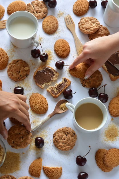 Nur wenige Schokoladenkekse und Kekse mit Milch