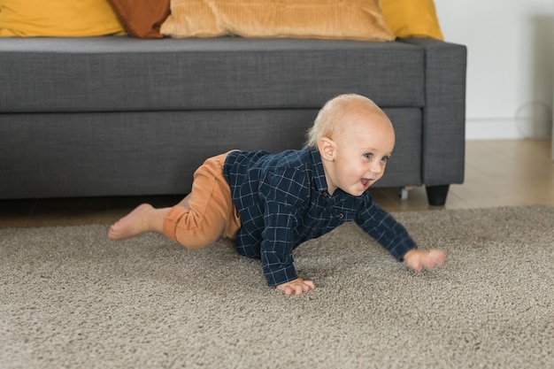 Foto nursery baby boy krabbelt zu hause auf dem boden baby neugier und kindliche entwicklungsstadien