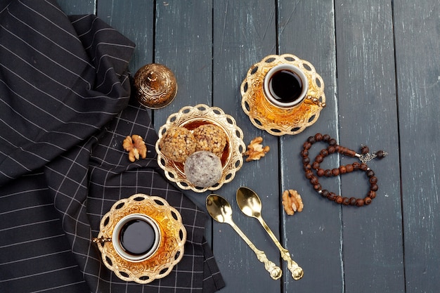 Nussbällchen-Nachtisch serviert mit Kaffee auf dunklem Holztisch, Draufsicht