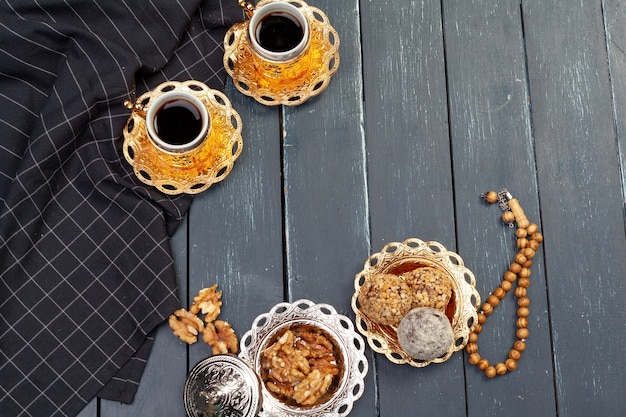 Nussbällchen-Nachtisch serviert mit Kaffee auf dunklem Holztisch, Draufsicht