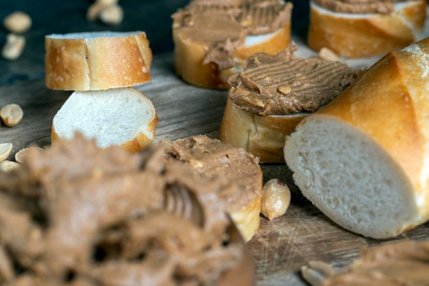 Nussessen auf einem Holzschneidebrett in der Küche