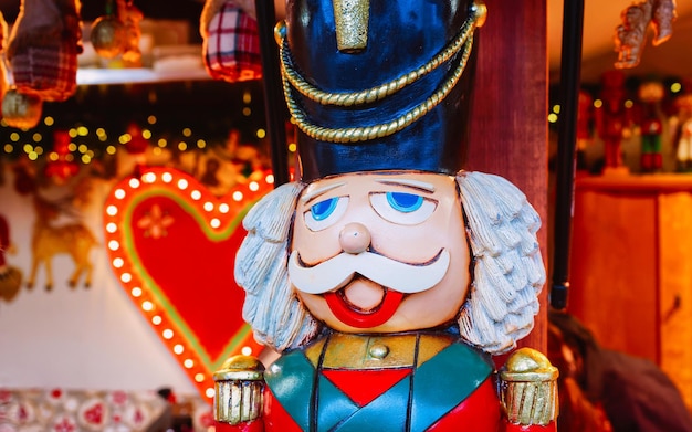 Nussknacker auf dem Weihnachtsmarkt am Alexanderplatz im Winter Berlin, Deutschland. Adventmarkt Dekoration und Stände mit Kunsthandwerk auf dem Basar.