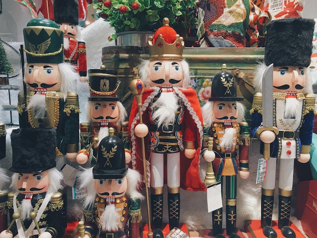 Nussknacker, die im Laden zum Verkauf angeboten werden, in Nahaufnahme