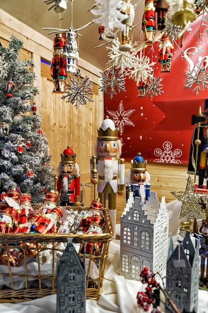 Nussknacker und verschiedene Weihnachtsbaumschmuck als Geschenk-Souvenirs an einem der vielen Stände auf dem Weihnachtsbasar in Vilnius, Litauen.