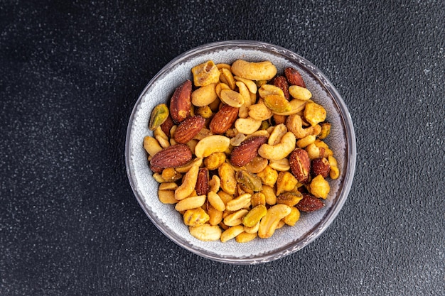 nussmischung mandel, cashew, pistazien, erdnuss frische nüsse mahlzeit essen snack auf dem tisch kopierraum essen