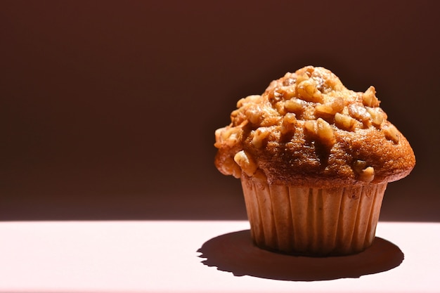 Nussmuffin mit kräftigem Schatten