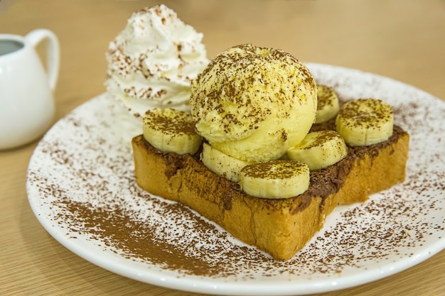 Nutella banana Rabanada com sorvete, polvilhe com cacau em pó.