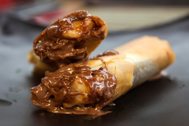 Foto nutella fried banana spring rolls em prato branco harumaki em um prato