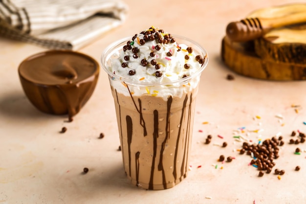 Nutella-Milchshake mit Sahne-Schokoladensplittern und Streuseln ...