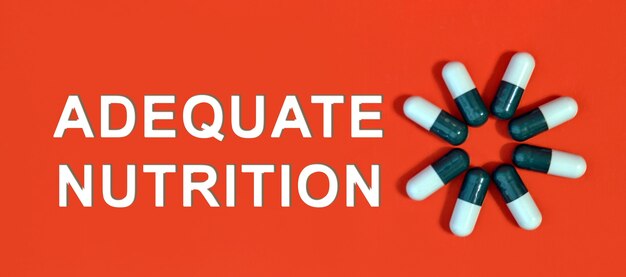Nutrição adequada - texto branco sobre fundo vermelho com cápsulas de comprimidos