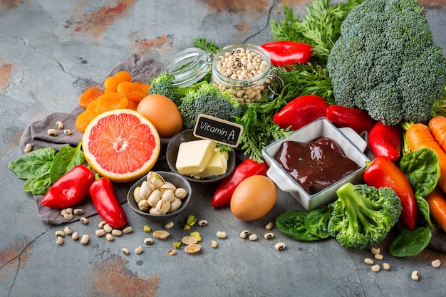 Nutrição de dieta equilibrada, conceito de alimentação limpa e saudável. variedade de fontes de alimentos ricos em vitamina a na mesa da cozinha