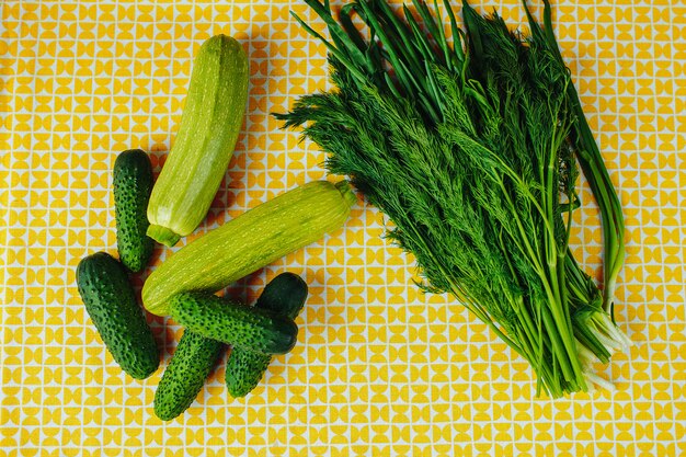 Nutrição saudável, comida saudável na mesa, verduras e legumes, pepinos e abóbora plana leigos.