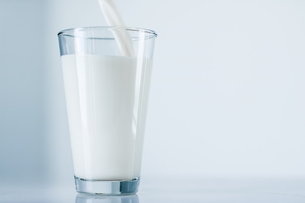 Nutrição saudável dos laticínios e conceito de café da manhã, dia mundial do leite servindo em vidro na mesa de mármore