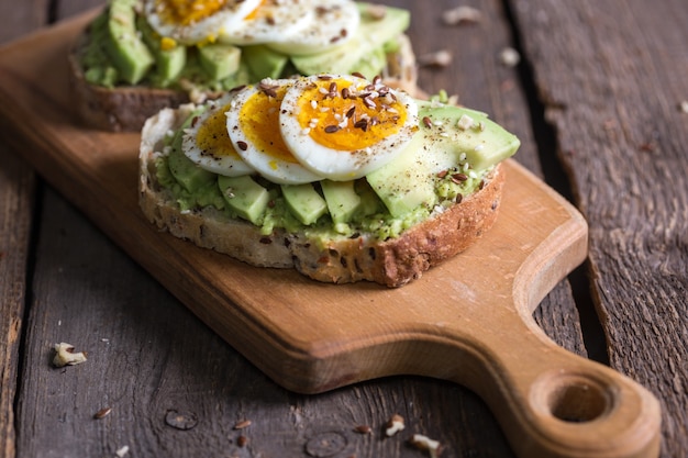Nutrição saudável e café da manhã leve - torrada com abacate e ovo