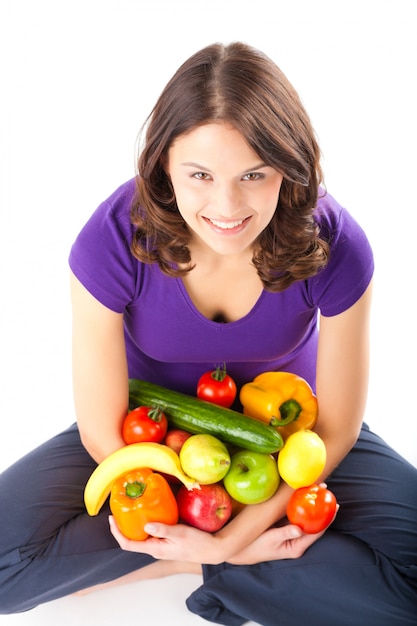 Nutrição saudável - jovem mulher com frutas