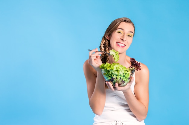 Nutrição saudável - jovem mulher com salada