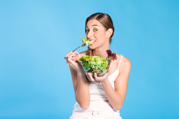 Nutrição saudável - jovem mulher com salada