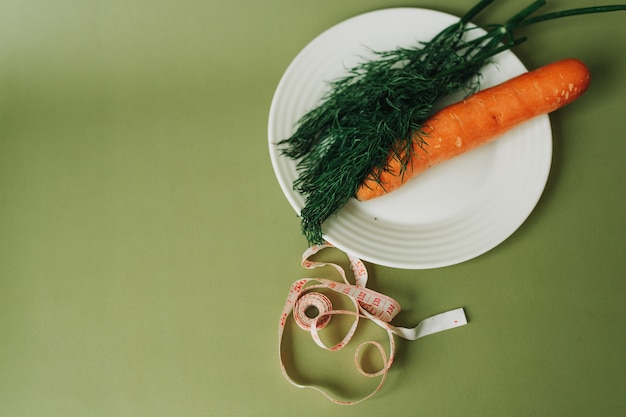 Foto nutrición adecuada eneldo zanahorias y centímetro