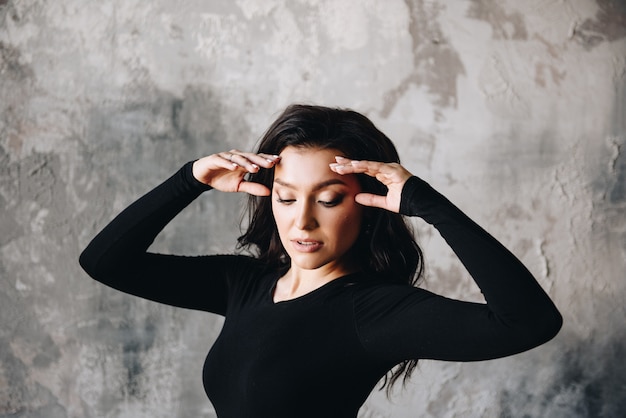 Nutrición apropiada. Deportes en casa. prensa y estiramientos. Chica con cabello oscuro, aspecto oriental. Dieta, pérdida de peso.