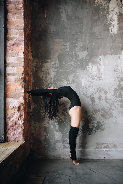 Nutrición apropiada. Deportes en casa. prensa y estiramientos. Chica con cabello oscuro, aspecto oriental. Dieta, pérdida de peso.