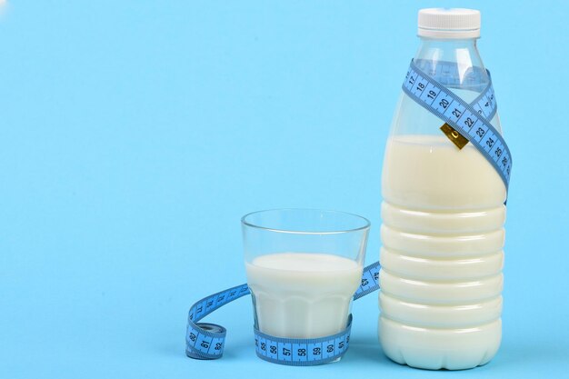 Nutrición de calcio y dieta saludable Envases de leche envueltos con cinta