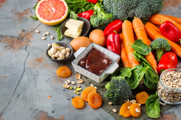 Nutrición de dieta equilibrada, concepto de alimentación saludable y limpia. Surtido de fuentes alimenticias ricas en vitamina a en la mesa de la cocina. Copiar el fondo del espacio