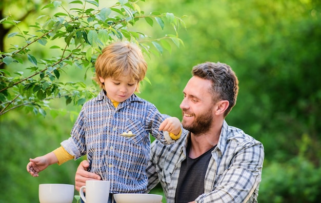 Nutrición niños y adultos. El niño y el papá comen. Todo es más divertido con papá. nutrición orgánica. Concepto de nutrición saludable. Hábitos nutricionales. Niño sostenga una cuchara. La familia disfruta de comida casera.