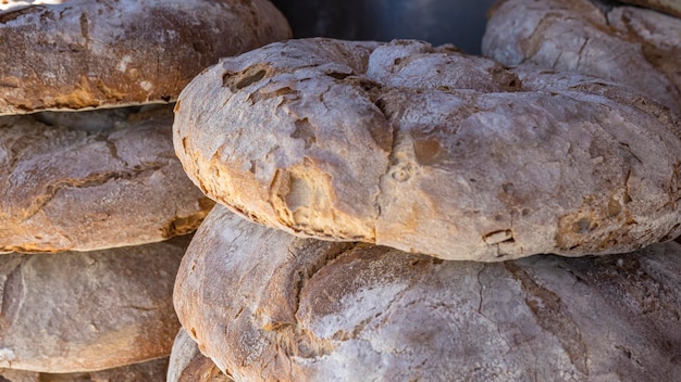 Nutrición, Pan artesanal. Mesa con hogazas de pan hechas a mano en una feria medieval en españa