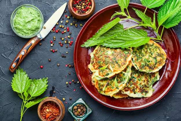 Nutrición saludable, buñuelos de dieta con ortigas en un plato