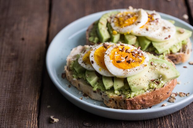 Nutrición saludable y desayuno ligero: tostadas con aguacate y huevo.