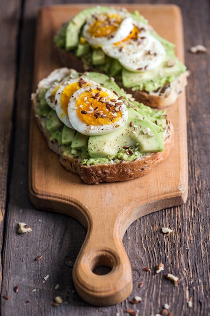 Nutrición saludable y desayuno ligero: tostadas con aguacate y huevo.