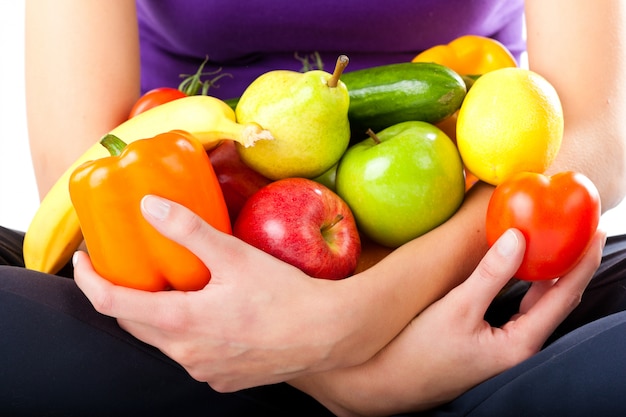 Nutrición saludable - mujer joven con frutas