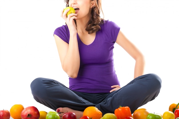 Nutrición saludable - mujer joven con frutas