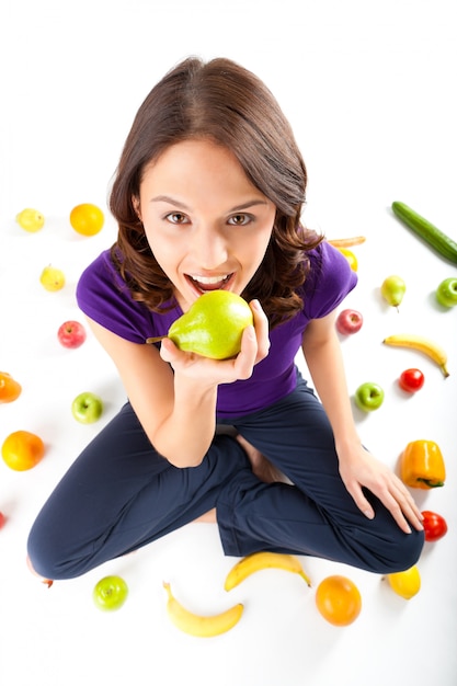 Nutrición saludable - mujer joven con frutas