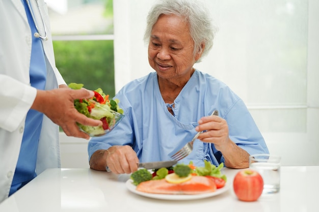 Nutricionista asiática segurando comida saudável para paciente em nutrição hospitalar e vitamina