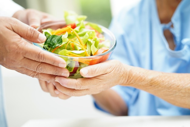 Nutricionista asiático con alimentos saludables para pacientes en nutrición hospitalaria y vitamina