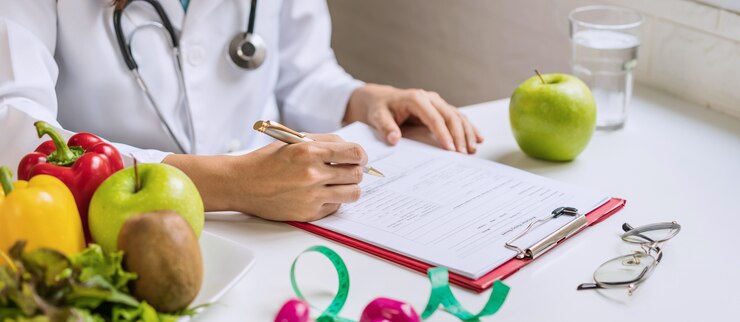 Foto nutricionista, dando consulta ao paciente com frutas e vegetais saudáveis, nutrição certa e conceito de dieta