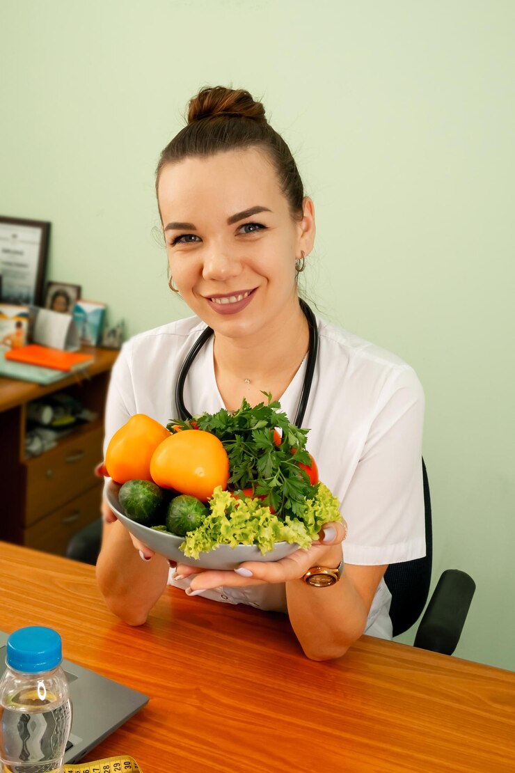 Foto nutricionista dando consulta ao paciente com frutas e vegetais saudáveis. nutrição e dieta corretas. nutricionista feminina trabalhando em sua mesa. nutricionista trabalhando no plano de dieta com tablet digital