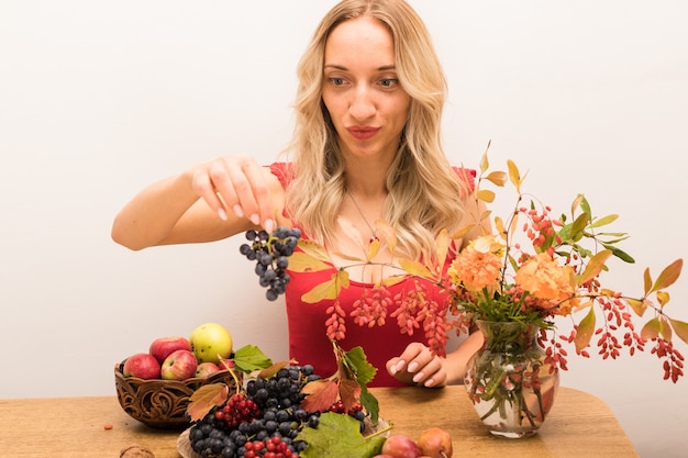 Nutricionista de uma jovem bonita fala sobre os benefícios de uma alimentação saudável